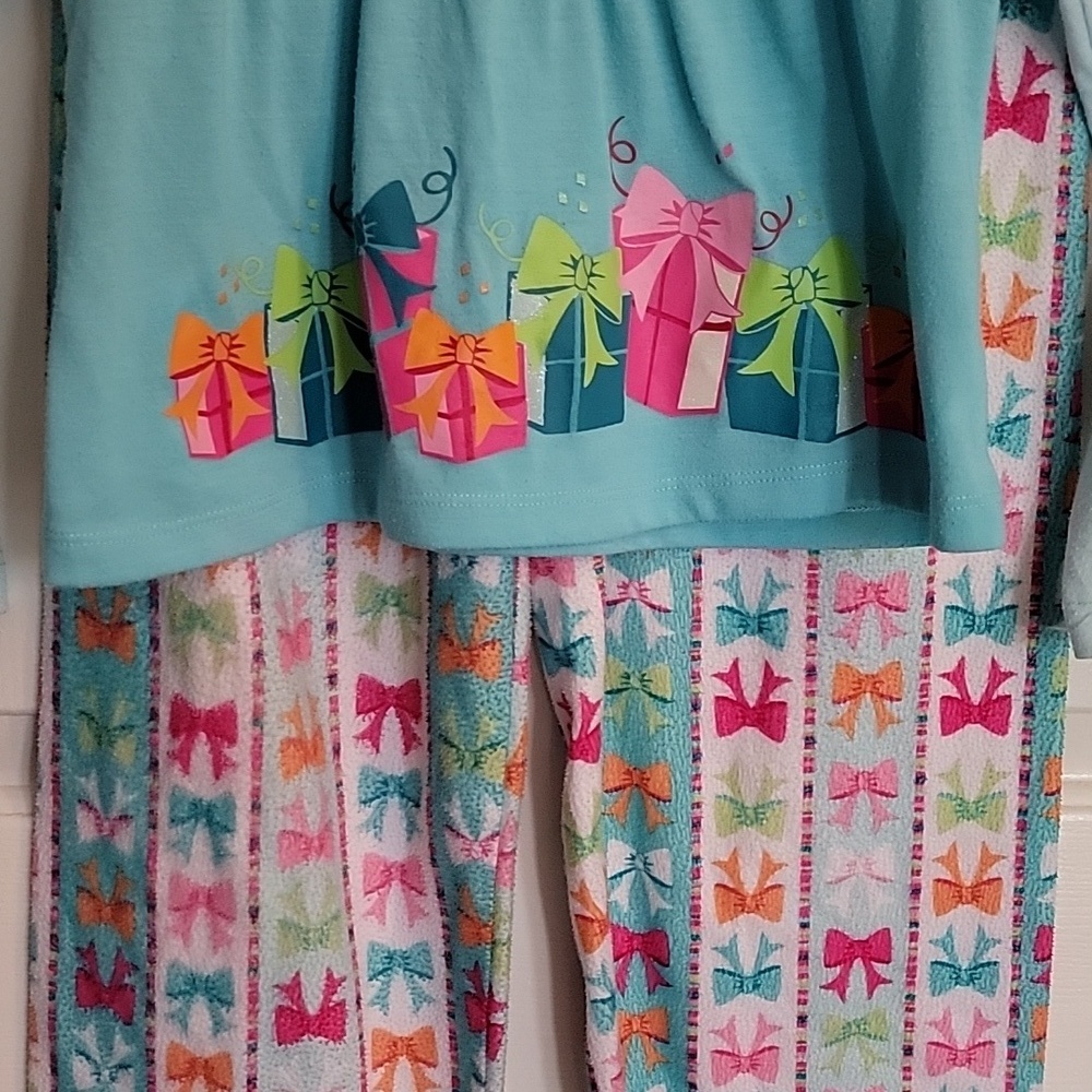 Girls Christmas Presents Pajamas, 2-piece set, M(7-8). Multicolored. - Picture 9 of 10